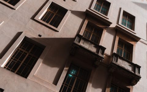 深圳被坠窗砸中男童去世，外墙面坠物已成物管难题